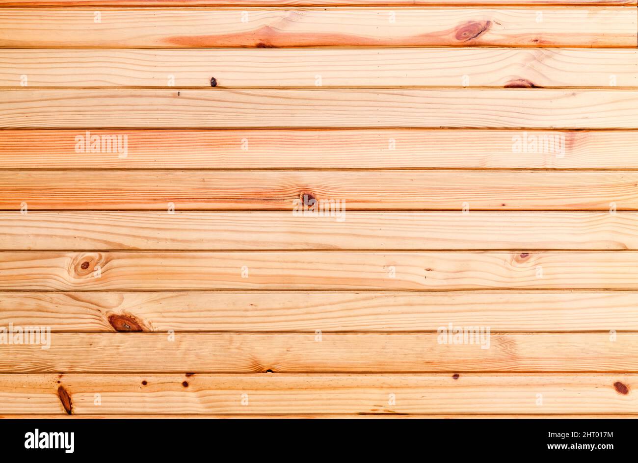 Neue Wand aus natürlichen, unfarbigen Kiefernholzplanken, Hintergrund-Foto-Textur Stockfoto