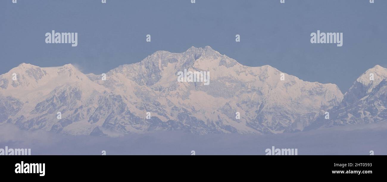 Der höchste Gipfel der Welt 3., der kangchendzönga oder kanchenzönga, und der schneebedeckte himalaya von lepcha jagat bei darjeeling, westbengalen, indien Stockfoto