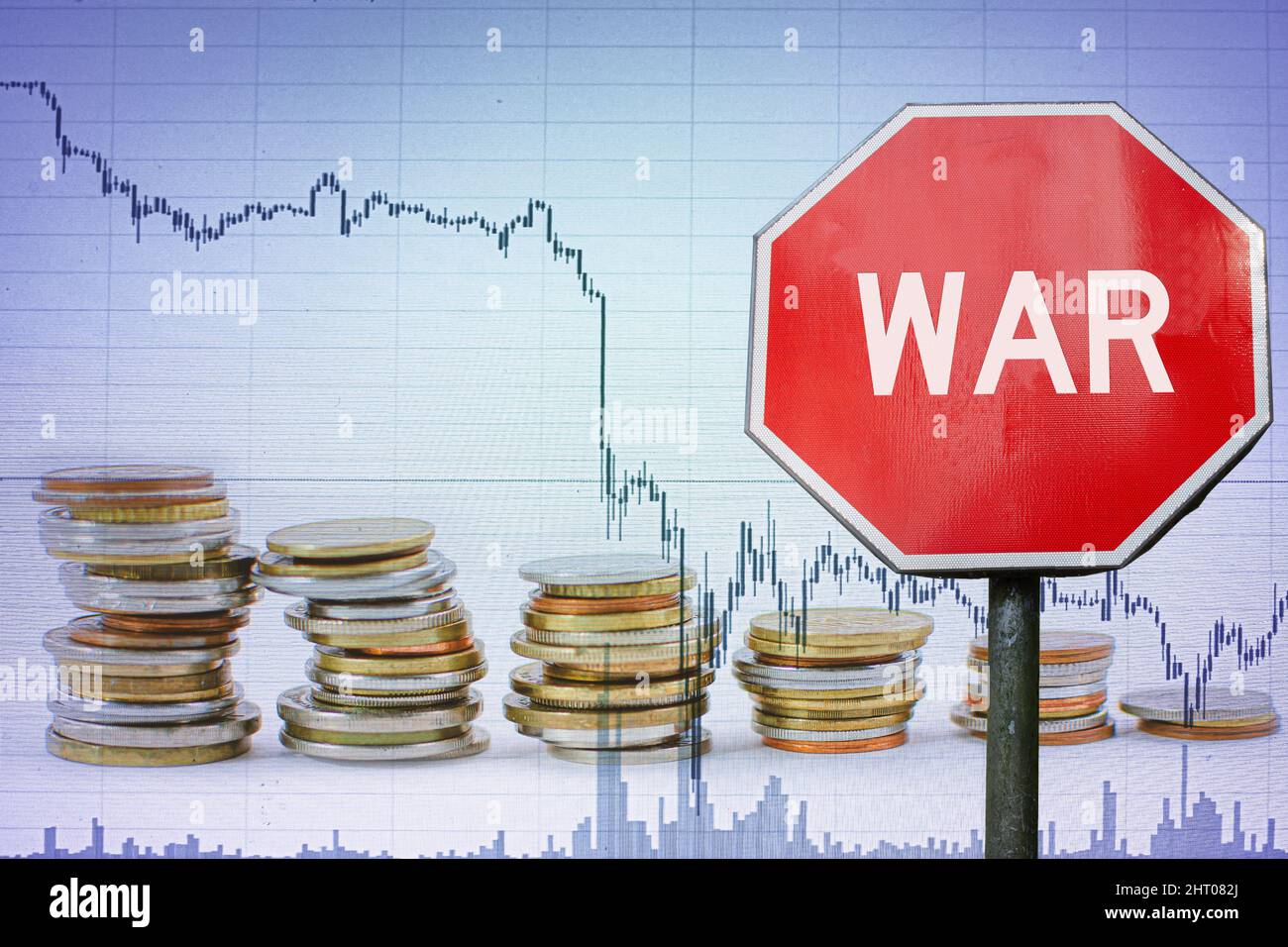 Kriegszeichen auf Wirtschaftshintergrund - Grafik und Münzen. Wirtschaftskrise aufgrund bewaffneter Konflikte. Stockfoto