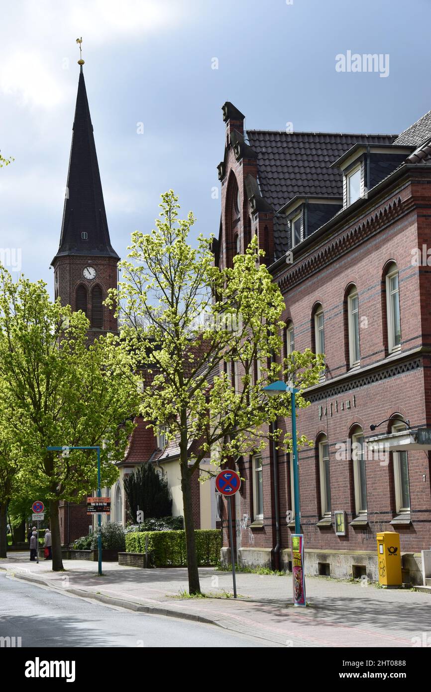 Ehemaliges Postamt und Turm der katholischen Kirche in Stadthagen Stockfoto