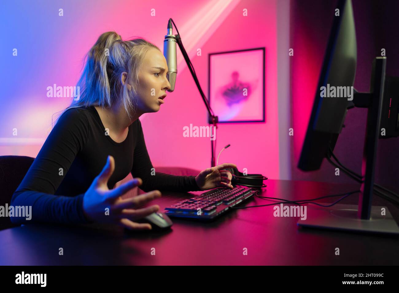 Frustriert professionelle esport Gamer Mädchen Streaming und verlieren Online-Videospiel auf PC Stockfoto