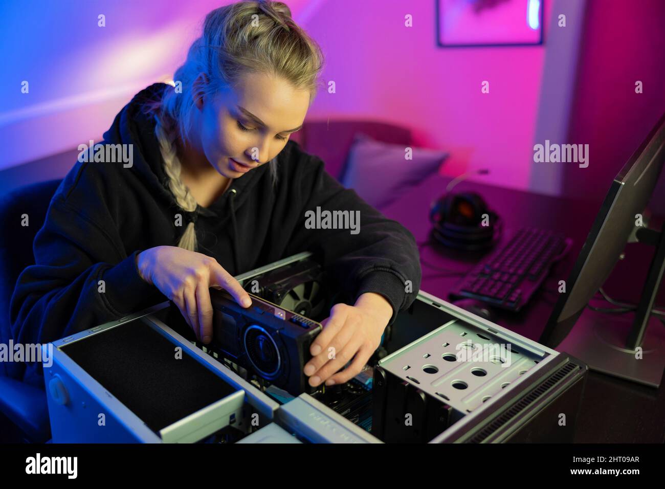 E-Sport Gamer Girl Installieren einer neuen GPU-Grafikkarte in ihr Gaming-PC Stockfoto