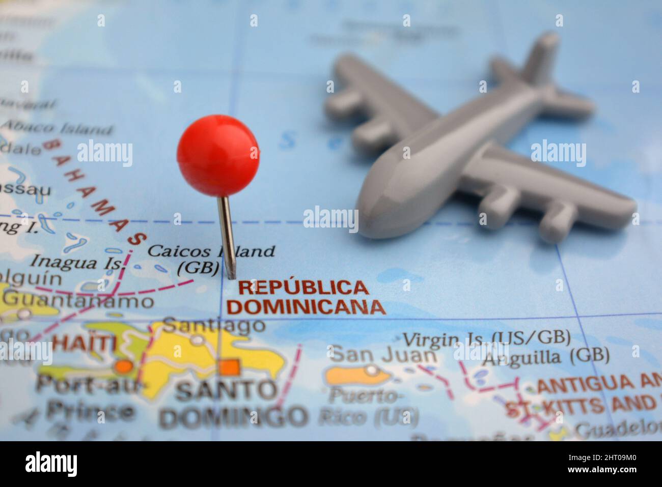 Republica Dominicana auf der Karte mit roter Nadel und Flugzeug markiert Stockfoto