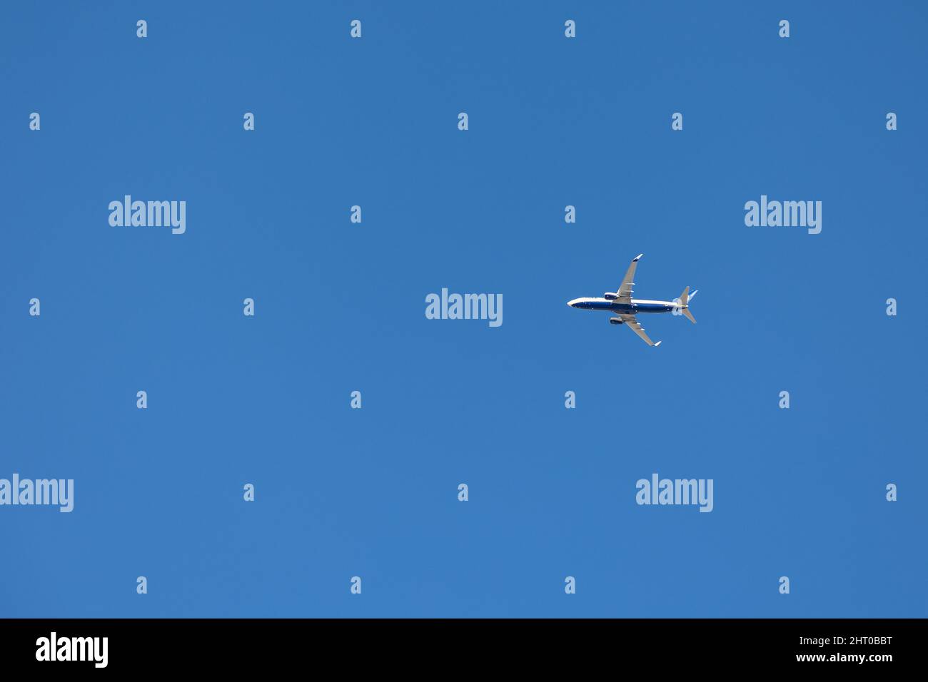 Blick auf ein großes Flugzeug, das am blauen Himmel fliegt Stockfoto