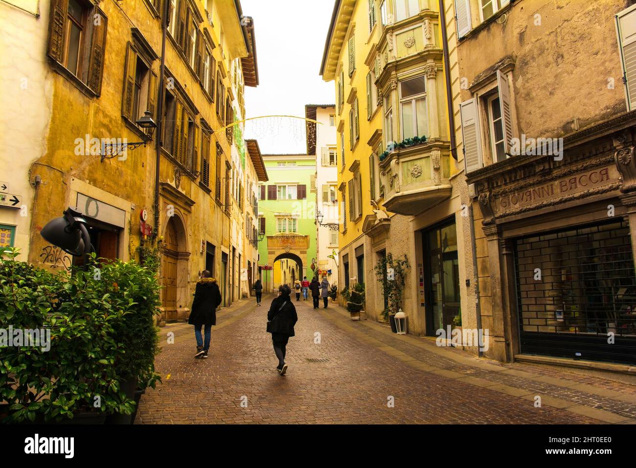 Rovereto, Italien - Dezember 26. 2021. Eine Straße im historischen Zentrum von Rovereto im Trentino, Nordostitalien Stockfoto