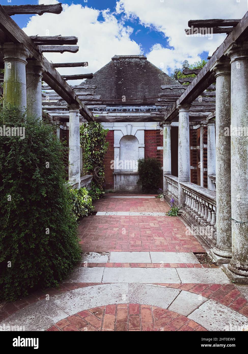 The Hill Garden und Pergola in Hampstead im Frühling, London, Großbritannien Stockfoto