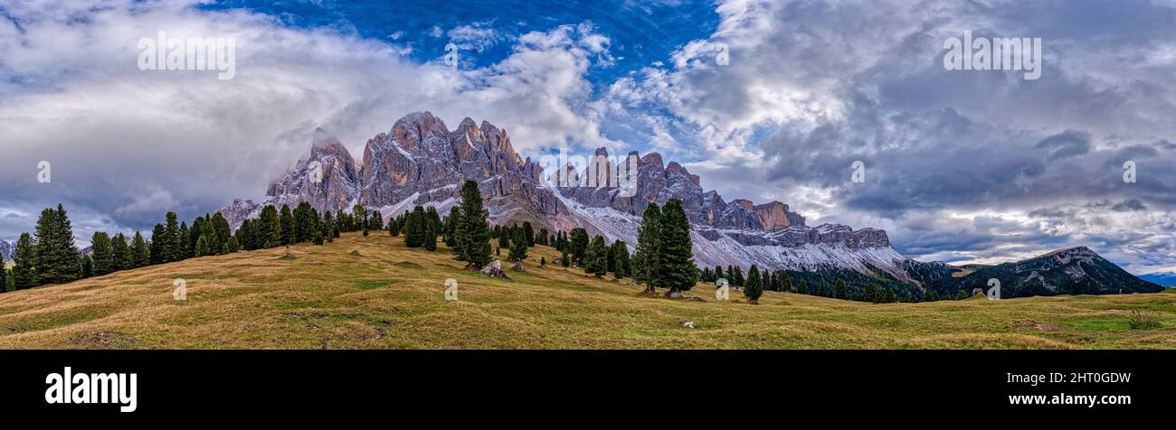 Panoramablick auf Nordwände und Gipfel der Geisler Gruppe, von der Geisler Alm im Herbst gesehen. Stockfoto