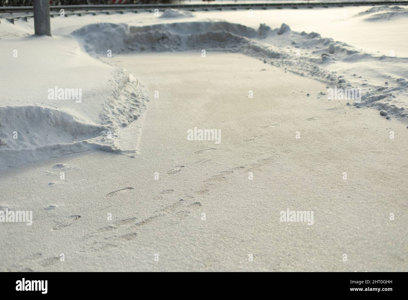 Weg vom Schnee entfernt. Unbestimmte Parkplätze. Leerer Raum. Versorgungsunternehmen arbeiten im Winter. Stockfoto