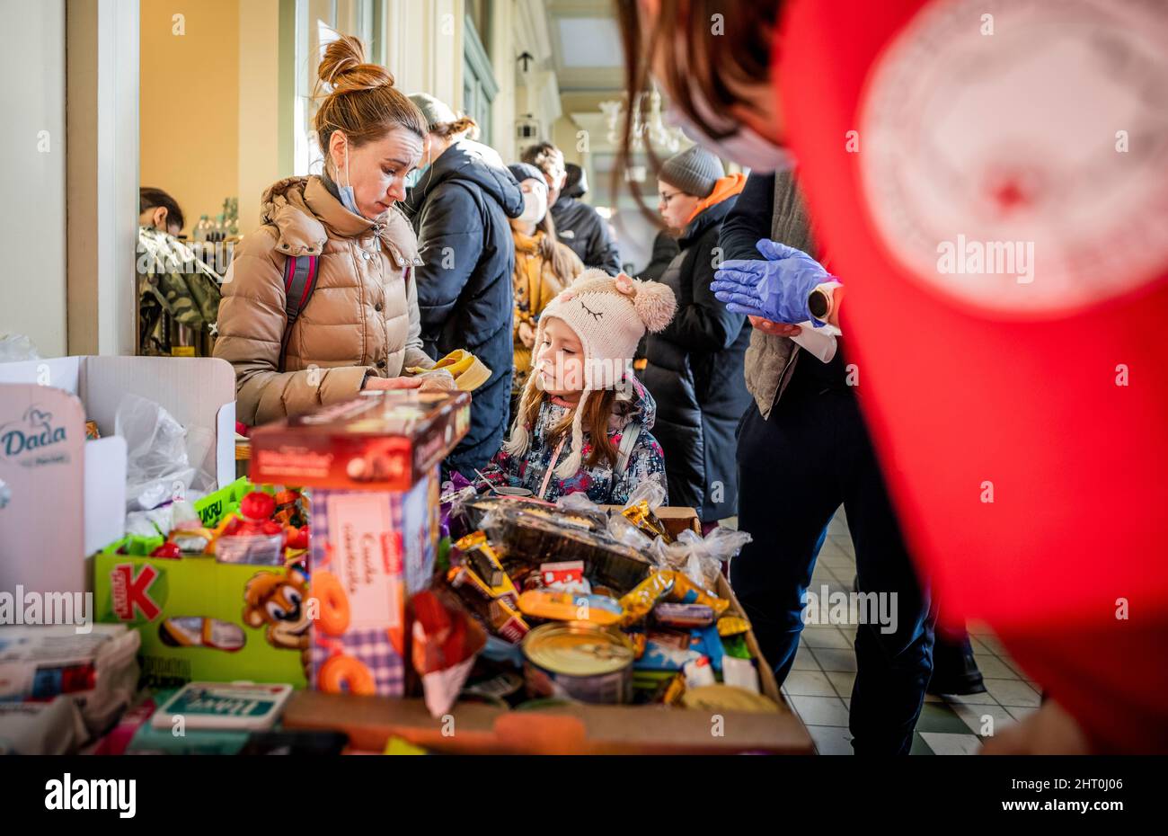Przemysl, Polen. 26.. Februar 2022. Am Bahnhof in Przemysl verteilen Helfer Lebensmittel und Süßigkeiten an Flüchtlinge. Zahlreiche Ukrainer verlassen das Land nach den russischen Militäraktionen auf ukrainischem Territorium. (To dpa Poland helps refugees) Quelle: Michael Kappeler/dpa/Alamy Live News Stockfoto