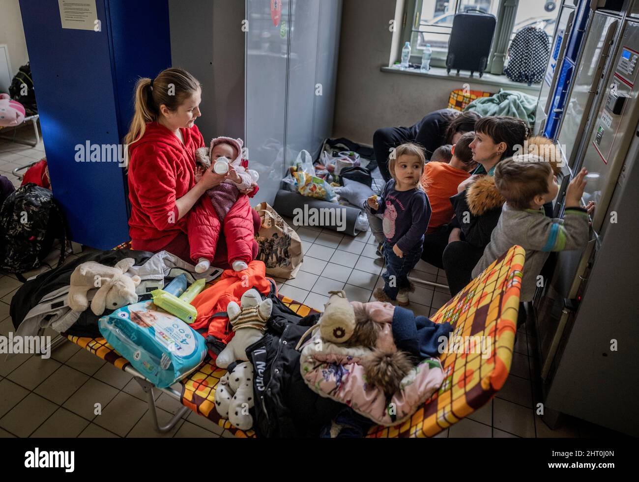 Przemysl, Polen. 26.. Februar 2022. Maria Potoschaniak mit dem Baby Alina (l) aus der Ukraine hat nach der Flucht aus der Ukraine ein Lager am Bahnhof Przemysl eingerichtet. Zahlreiche Ukrainer verlassen das Land nach militärischen Aktionen Russlands auf ukrainischem Territorium. (To dpa 'Poland helps refugees') Quelle: Michael Kappeler/dpa/Alamy Live News Stockfoto