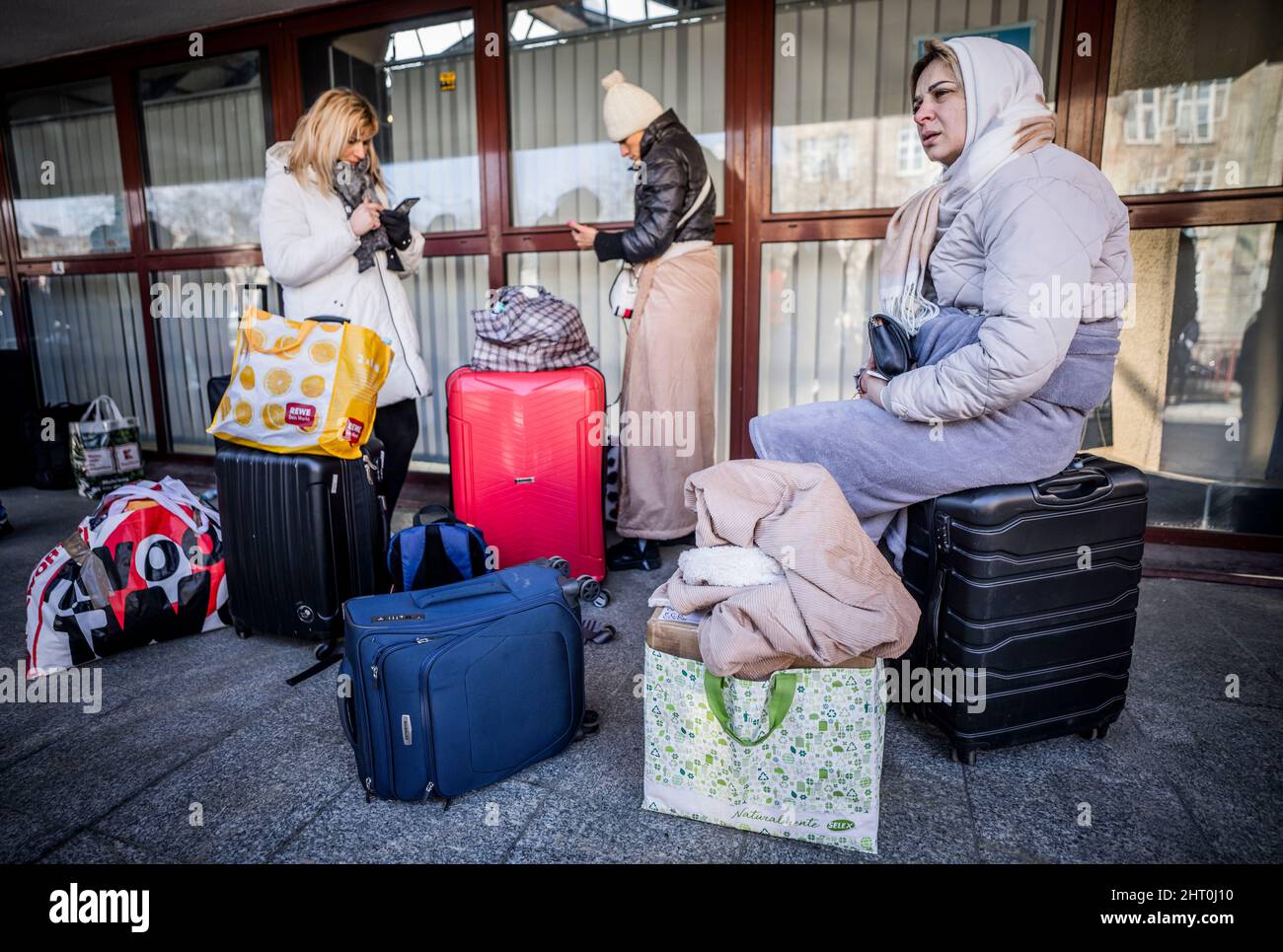 Przemysl, Polen. 26.. Februar 2022. Frauen aus der Ukraine warten am Bahnhof in Przemysl auf ihren Weitertransport. Zahlreiche Ukrainer verlassen das Land nach den russischen Militäraktionen auf ukrainischem Territorium. (To dpa Poland helps refugees) Quelle: Michael Kappeler/dpa/Alamy Live News Stockfoto