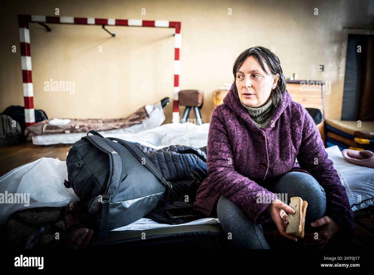 Przemysl, Polen. 26.. Februar 2022. Oksana aus der Ukraine sitzt nach der Flucht aus der Ukraine in einer Notunterkunft in einer Schule. Zahlreiche Ukrainer verlassen das Land nach militärischen Aktionen Russlands auf ukrainischem Territorium. (To dpa 'Poland helps refugees') Quelle: Michael Kappeler/dpa/Alamy Live News Stockfoto