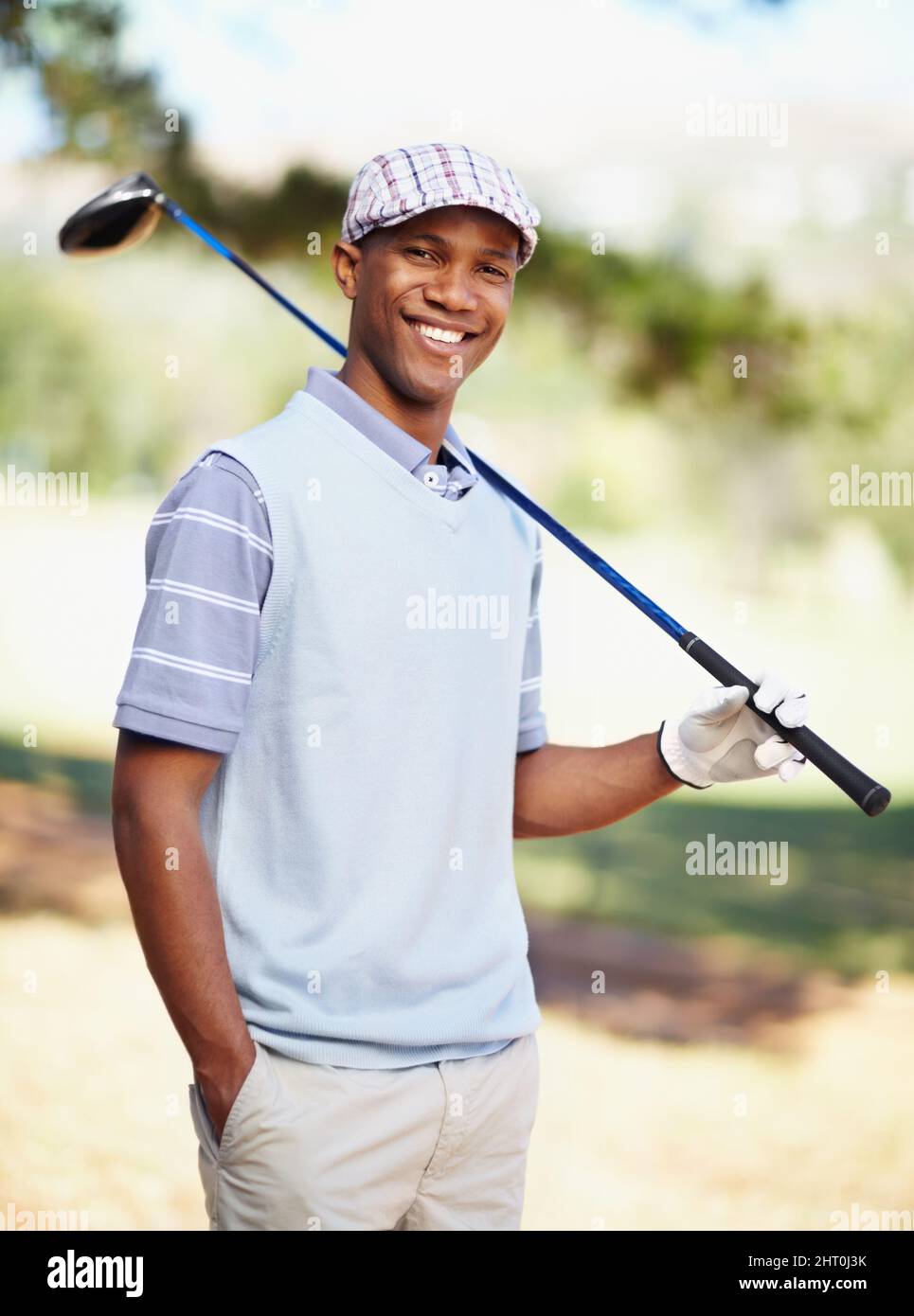 Ich habe die ganze Woche auf den Kurs gewartet. Porträt eines selbstbewussten afroamerikanischen Golfspielers mit einem Fahrer. Stockfoto