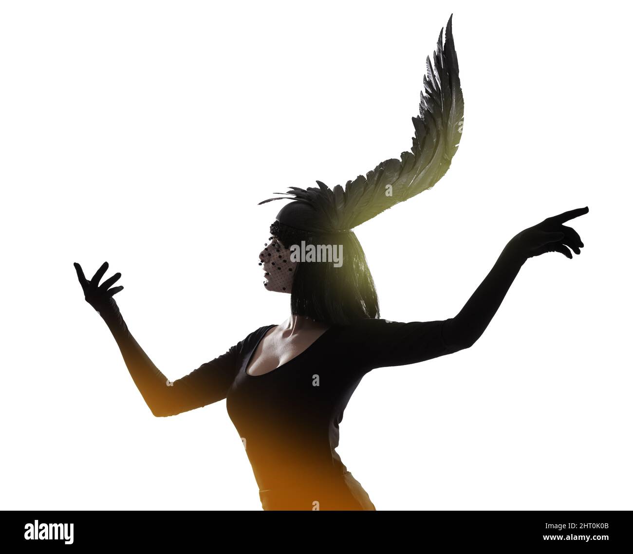 Die Modewelt der Fantasie. Aufnahme einer jungen Frau in einem flügelförmigen Kopfteil, die in einem Studio steht. Stockfoto