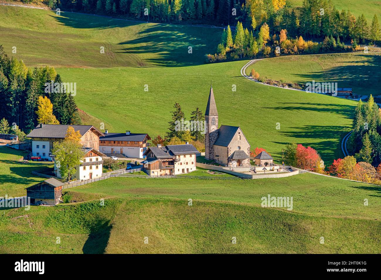 Luftaufnahme der Kirche St. Magdalena im Villnösstal im Herbst. Stockfoto