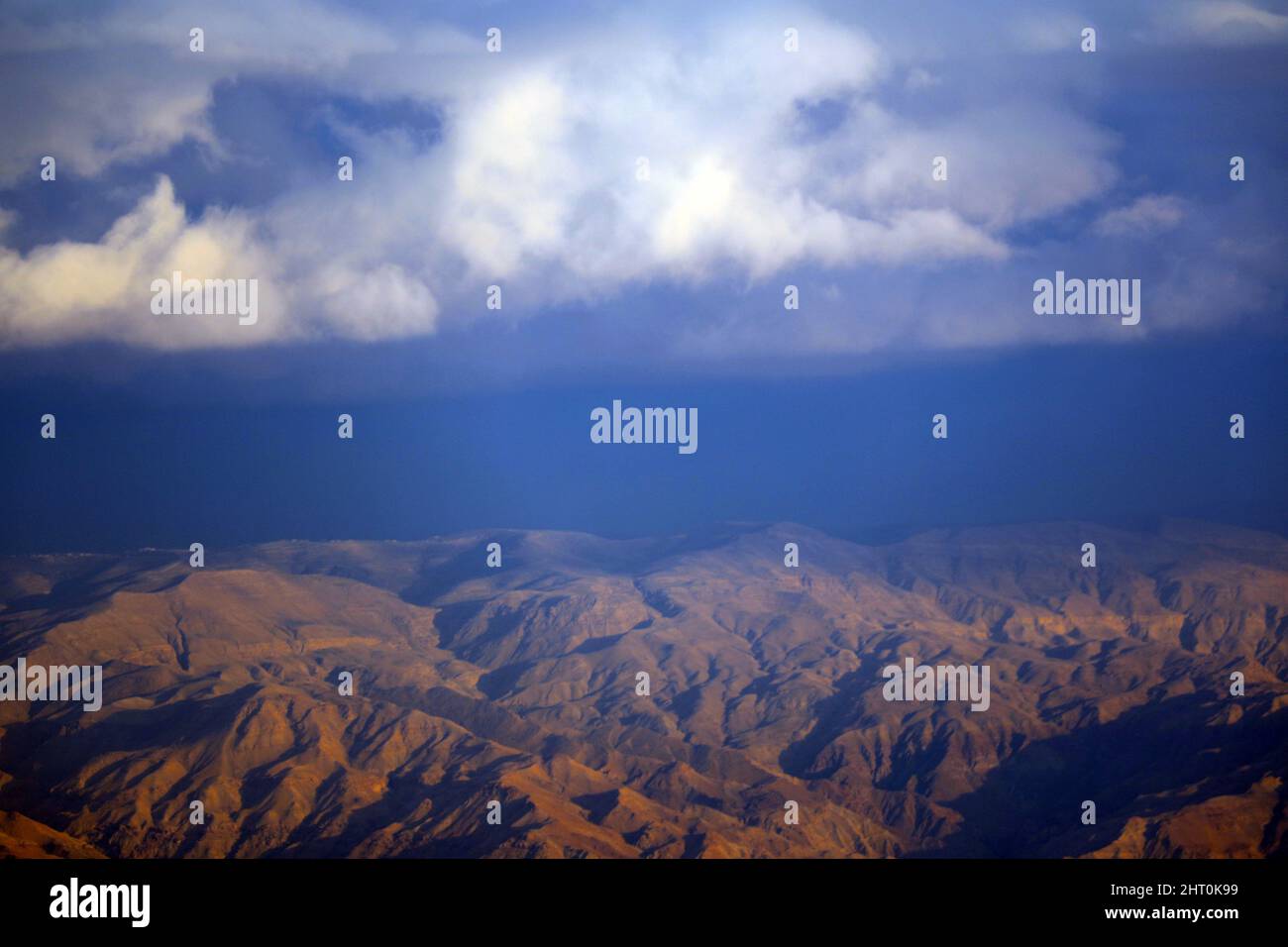 Inspirational motivation Angebot mit Phrase genießen heute, Outdoor Italienische gold Hügel Landschaft bei Sonnenuntergang Stockfoto