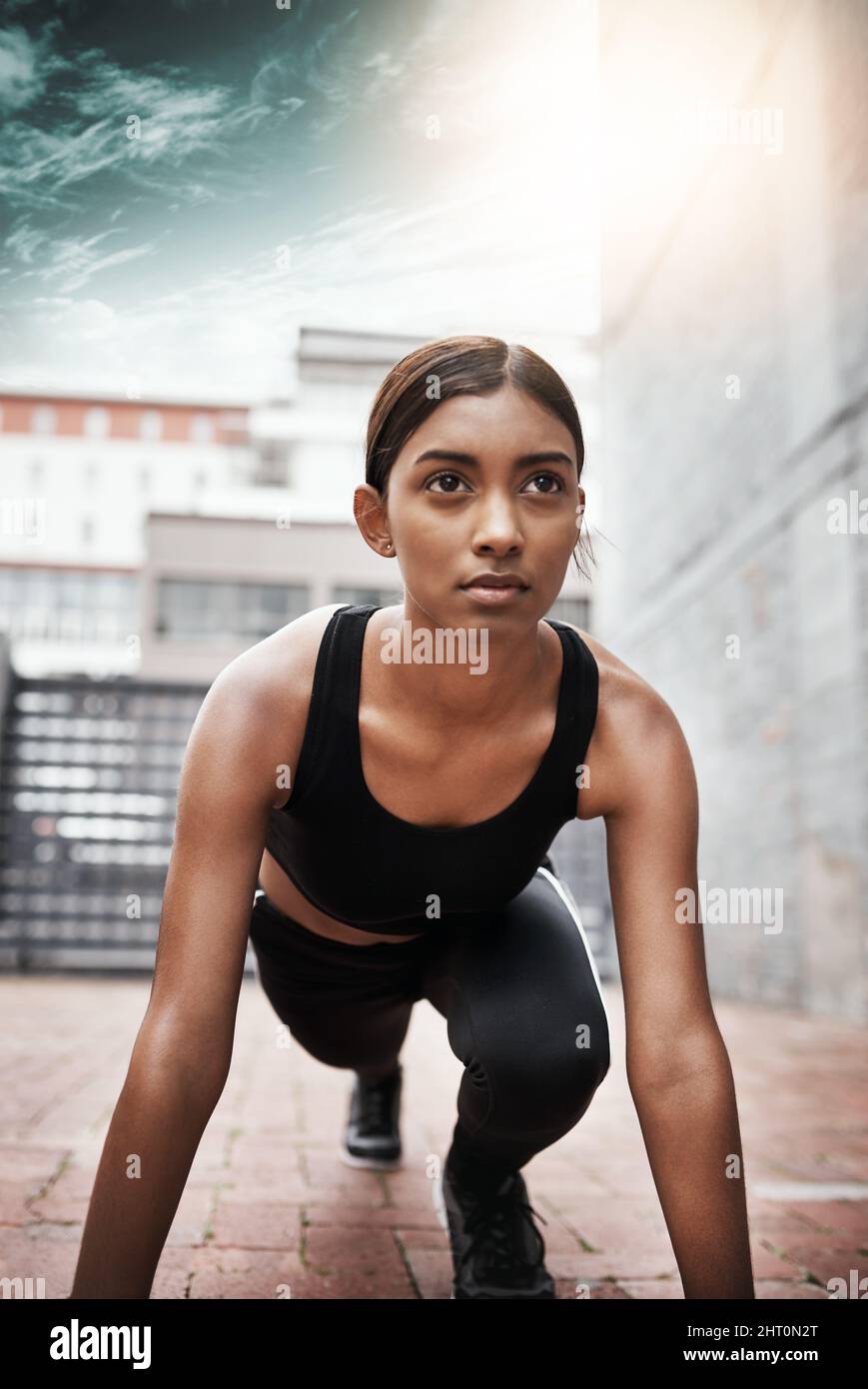 Seien Sie Ihr eigener bester Konkurrent. Aufnahme einer sportlichen jungen Frau, die im Freien trainiert. Stockfoto