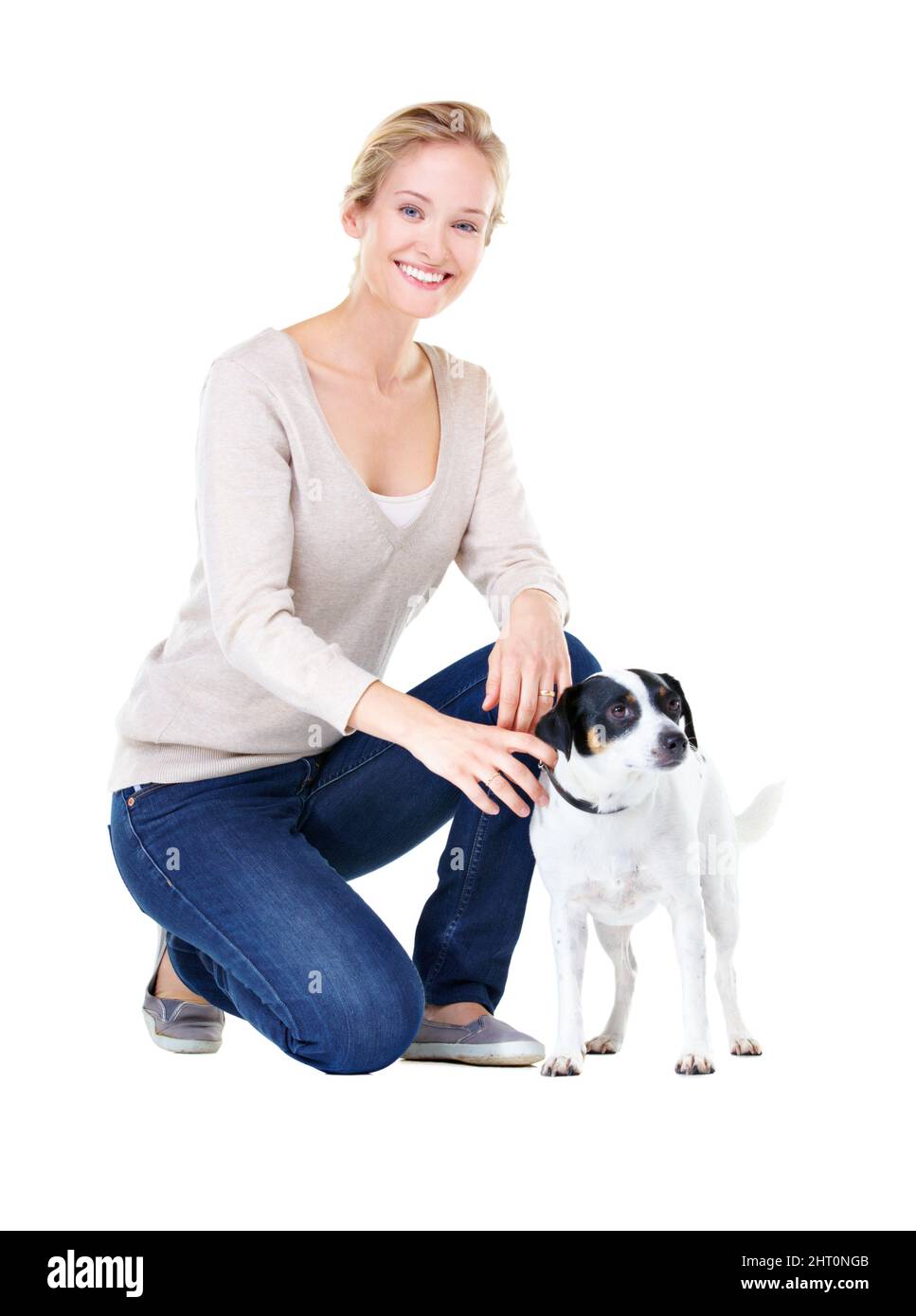 Wir kümmern uns gut um einander. Eine wunderschöne junge Frau, die neben ihrem Jack Russell kniet. Stockfoto