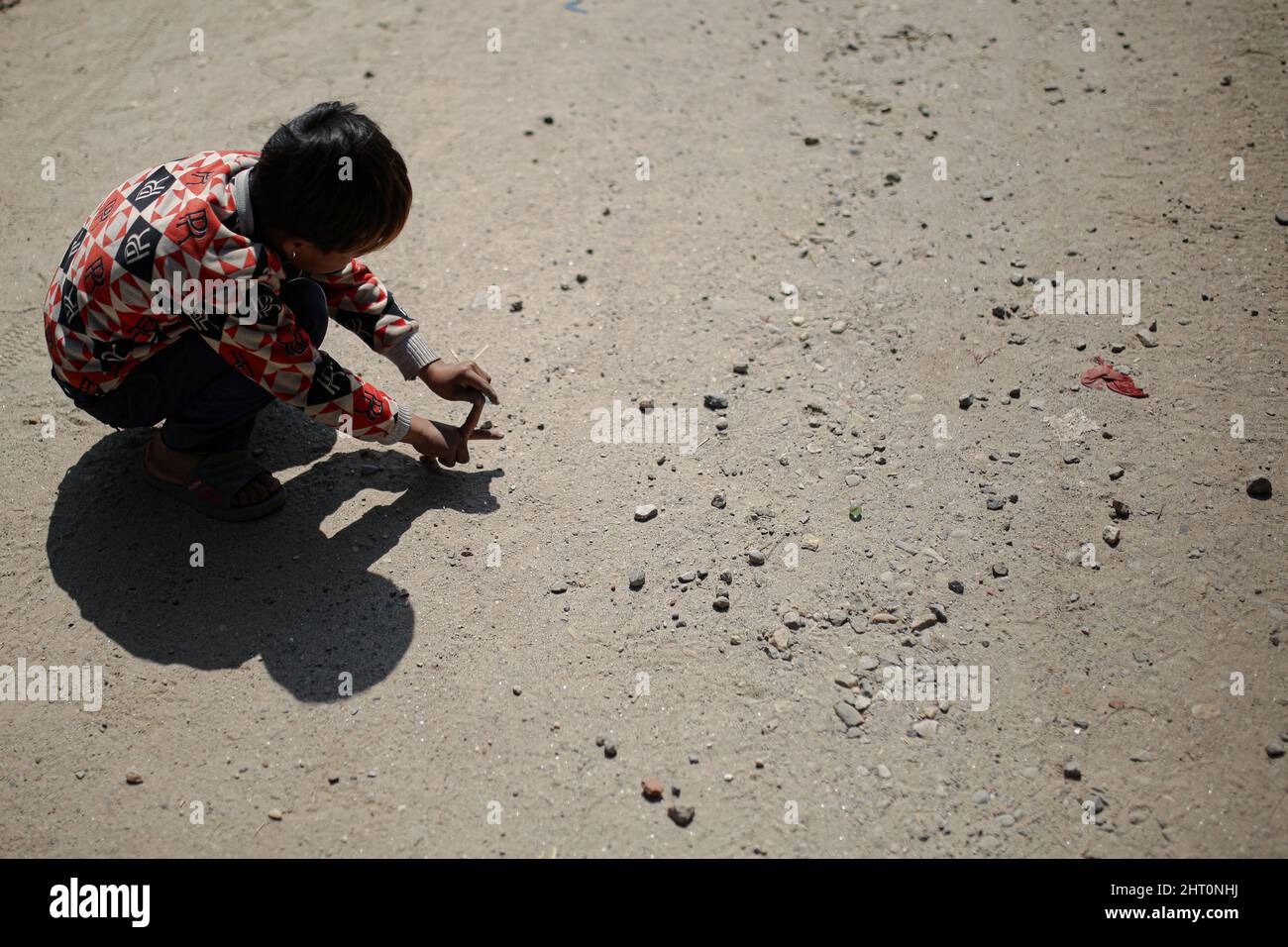 Bhaktapur, Bagmati, Nepal. 26.. Februar 2022. Ein Kind spielt in den leeren Straßen von Bhaktapur Marmor. (Bild: © Amit Machamasi/ZUMA Press Wire) Bild: ZUMA Press, Inc./Alamy Live News Stockfoto