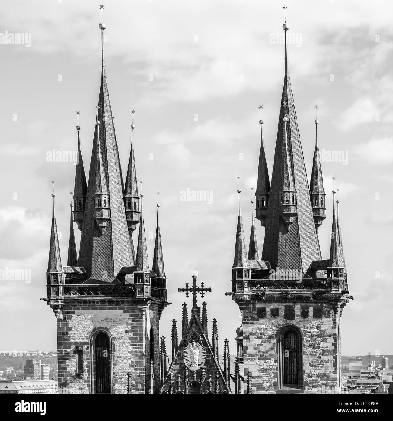 Gotische Türme der Tyn-Kirche in Prag, Tschechien. Schwarzweiß-Fotografie, architektonische Details Stockfoto