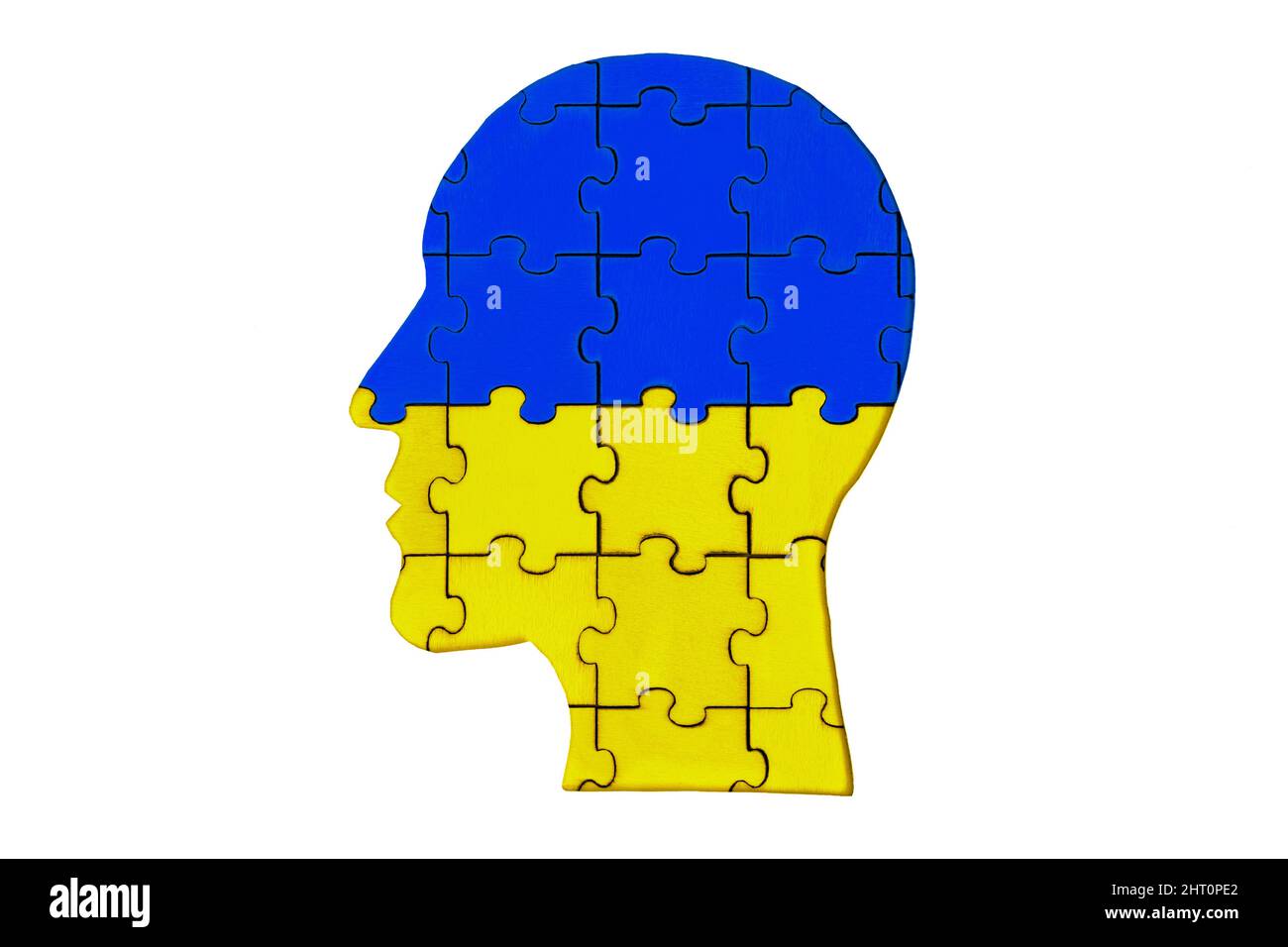 Silhouette eines Mannes Kopf aus Holz Puzzle-Stücke gemalt die nationalen Farben der Ukraine isoliert auf weiß. Stockfoto