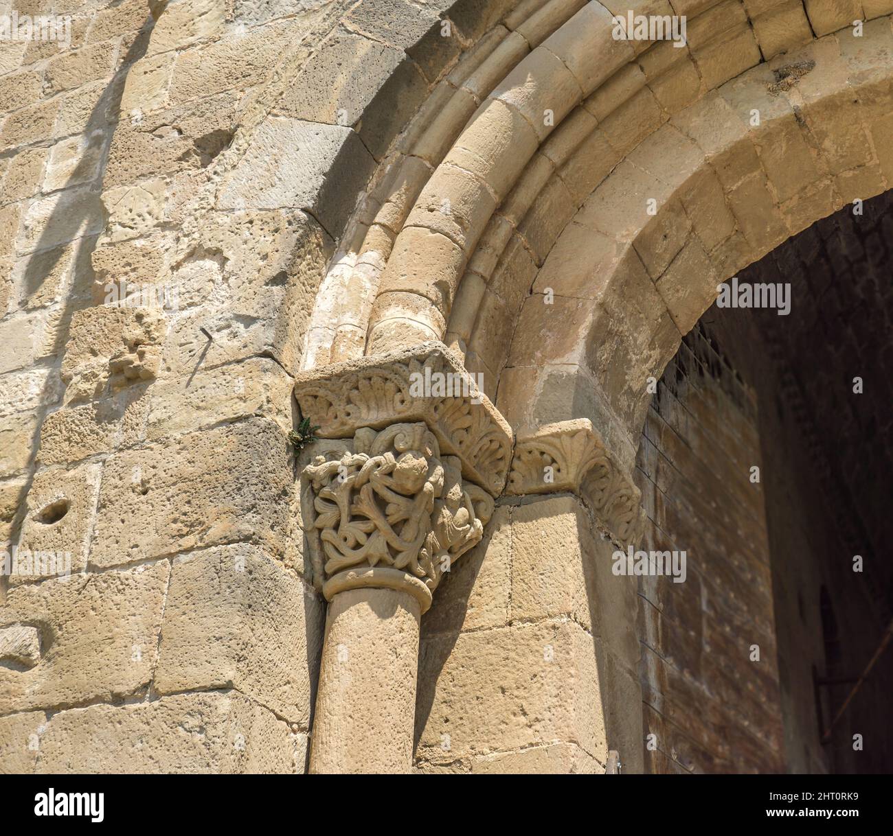 Romanische Hauptstadt einer Säule mit eigener Verzierung 11. Jahrhunderte Spanien. Romanische Architektur. Stockfoto