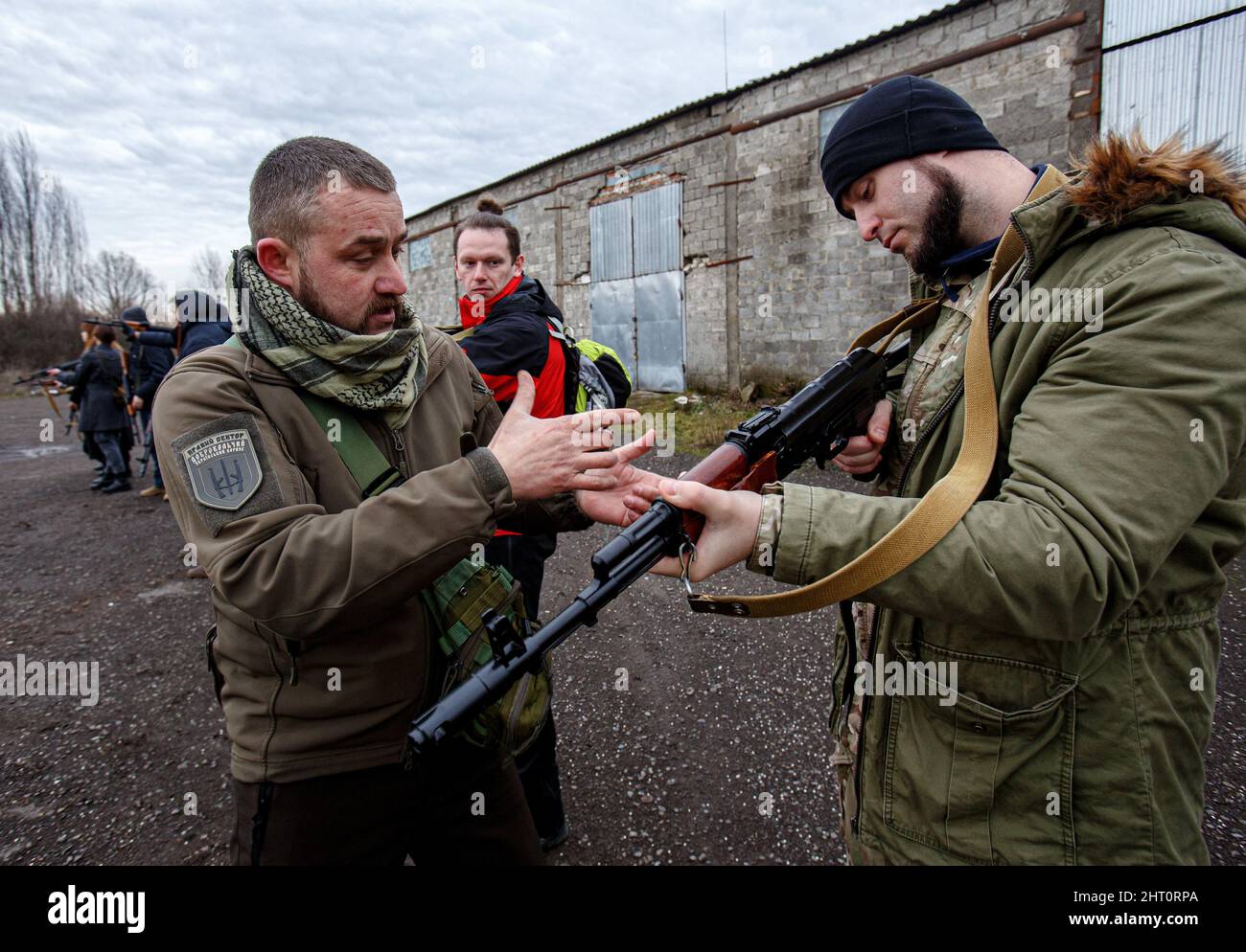 Non Exclusive: SIURTE, UKRAINE - 19. FEBRUAR 2022 - ein Instruktor erklärt, wie man ein Gewehr während einer militärischen Übung für Zivilisten verwendet, die von Th durchgeführt wurde Stockfoto