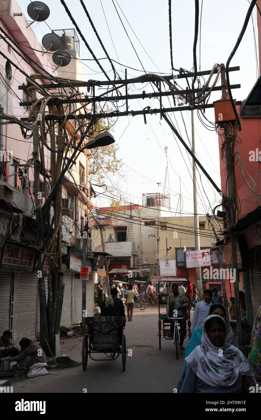 Stromleitungen in den Straßen von Alt-Delhi, Delhi, Indien Stockfoto