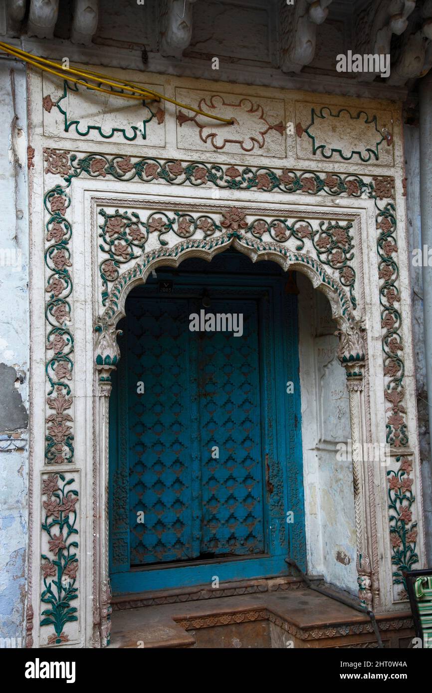 Einst verzierte Eingänge zu den alten Häusern in Alt-Delhi, Delhi, Indien. Stockfoto