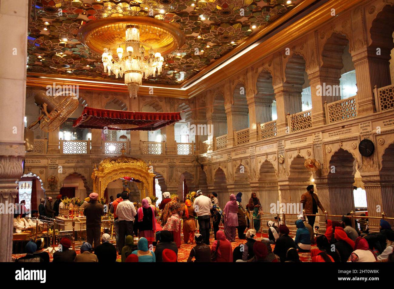 Innenraum des 18.. Jahrhunderts Sisganj Gurdwara Sikh Tempel in Alt-Delhi, Delhi, Indien; Kennzeichnung der Anblick des Martyriums von Sikh Guru, Tegh Bahadur. Stockfoto