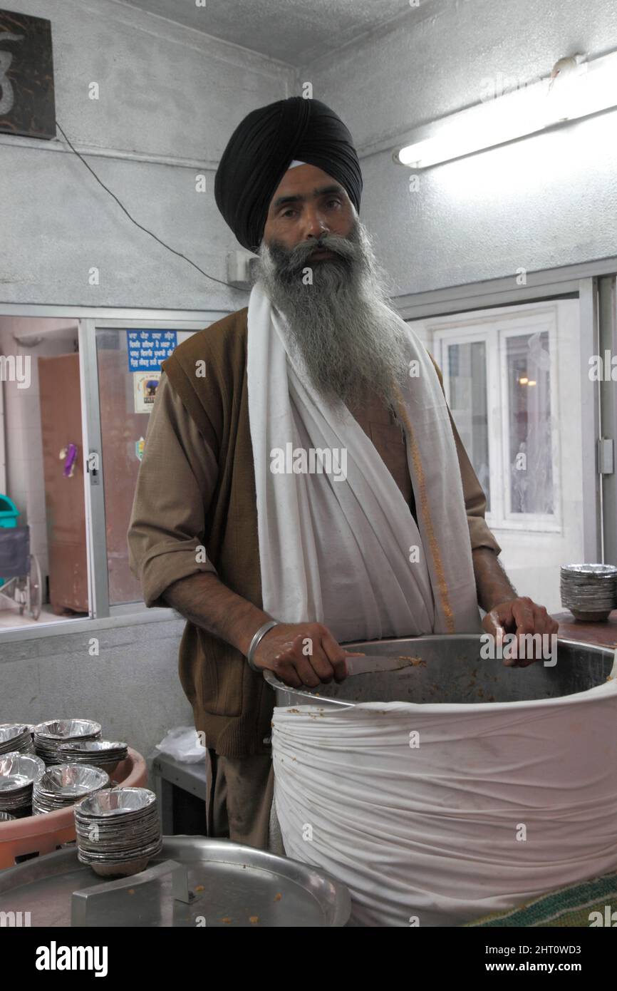 Sikh Chef im Sisganj Gurdwara Sikh Tempel in Alt-Delhi, Delhi, Indien Stockfoto