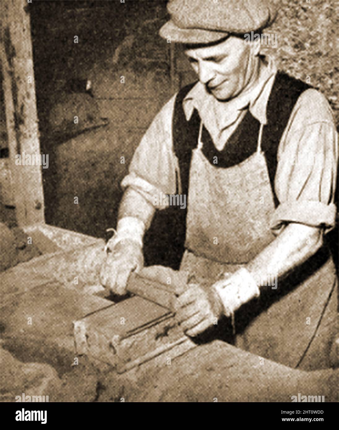 ZIEGEL- UND FLIESENINDUSTRIE - Herstellung von Hausziegeln von Hand in Großbritannien in den 1930er Jahren Stockfoto