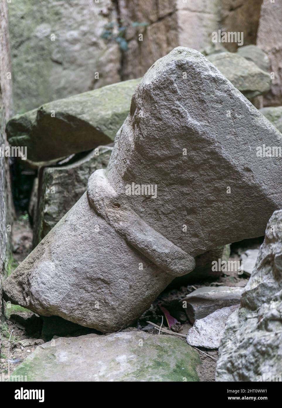 Teil decapitel der mittelalterlichen Säule in Ruinen Stockfoto