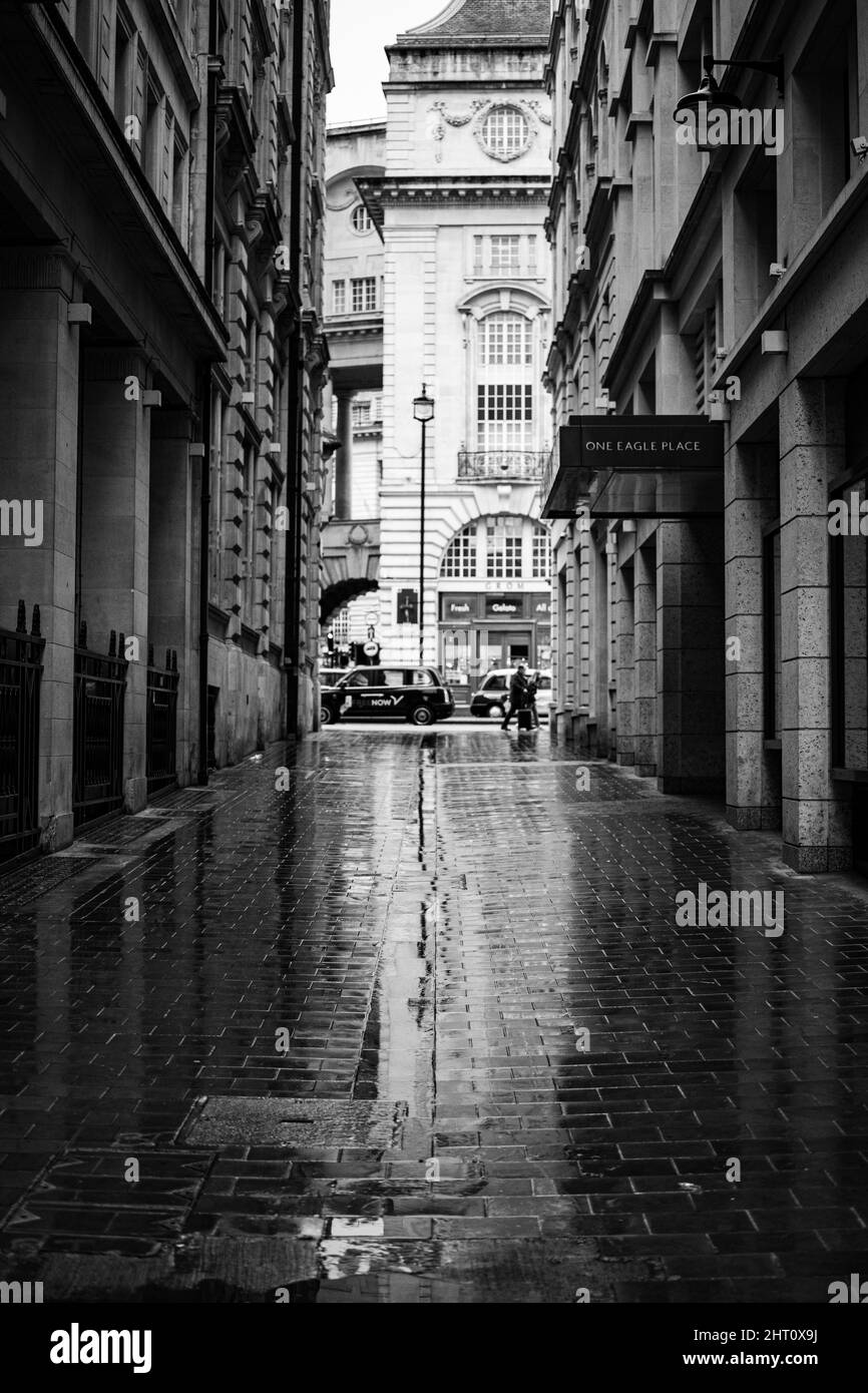 Graustufenaufnahme der Londoner Straße nach Regen Stockfoto