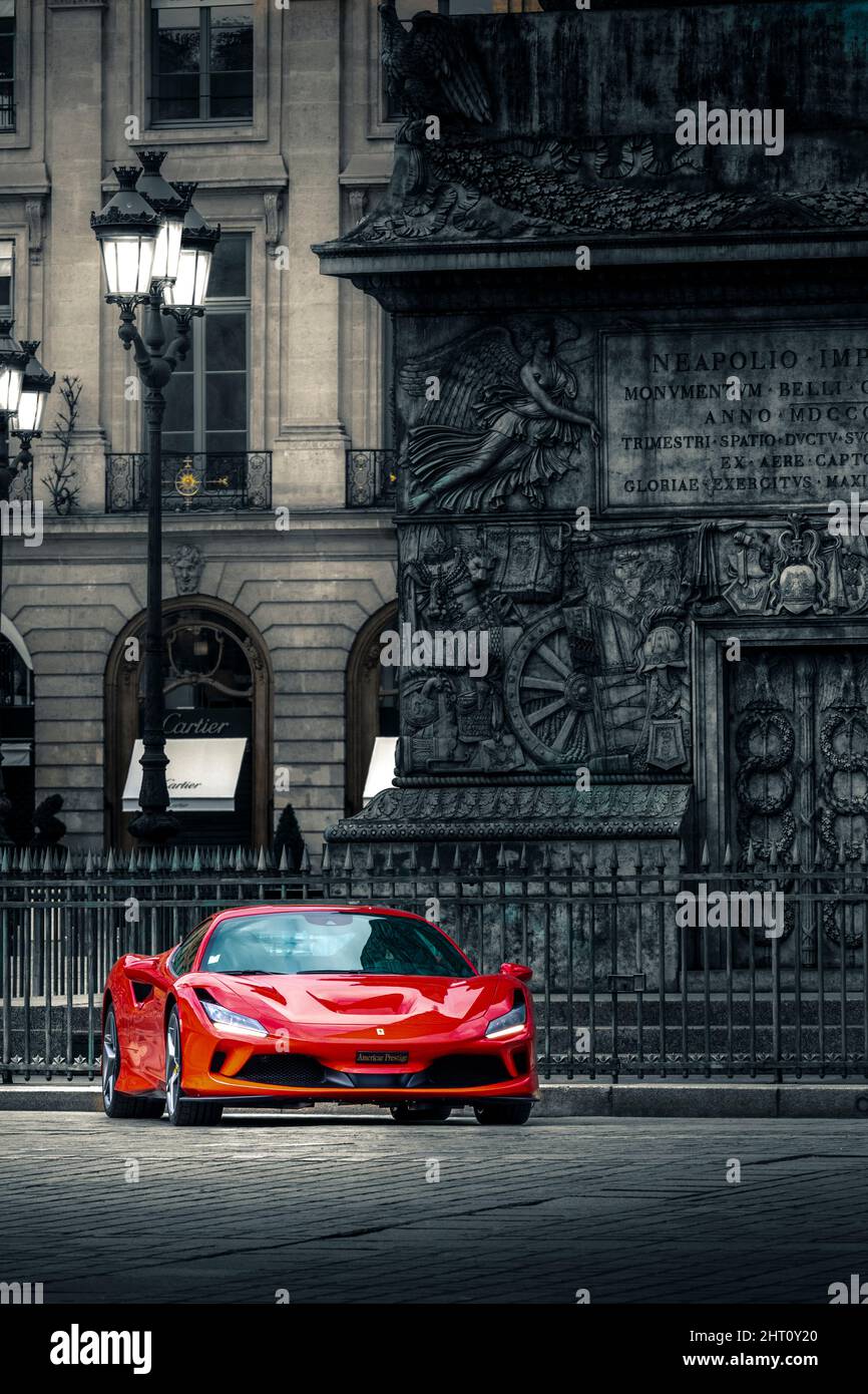Paris, Frankreich - 29. April 2021: Roter Ferrari-Wagen vor der Vendome-Säule in Paris Stockfoto
