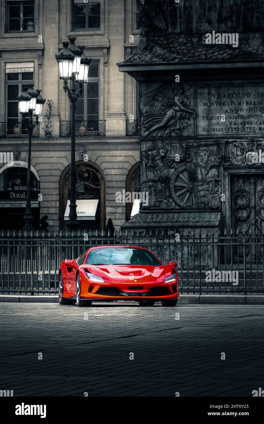 Paris, Frankreich - 29. April 2021: Roter Ferrari-Wagen vor der Vendome-Säule in Paris Stockfoto