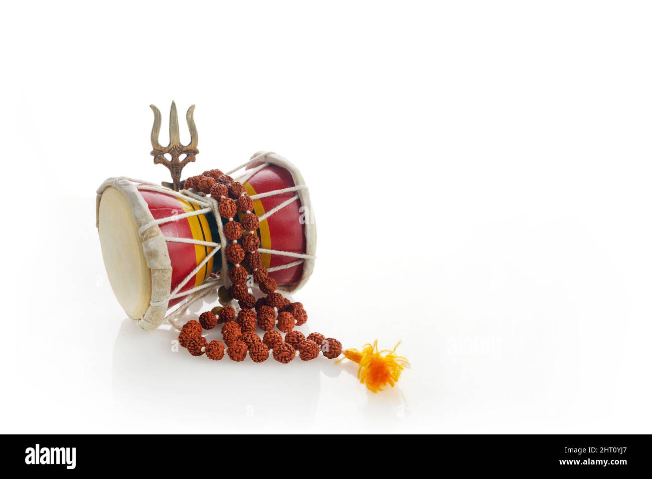 Shivaratri Hintergrund mit Shivas Dreizack und Pellet Drum Damroo Musikinstrument . Hindu-Fest Maha Shivratri Stockfoto