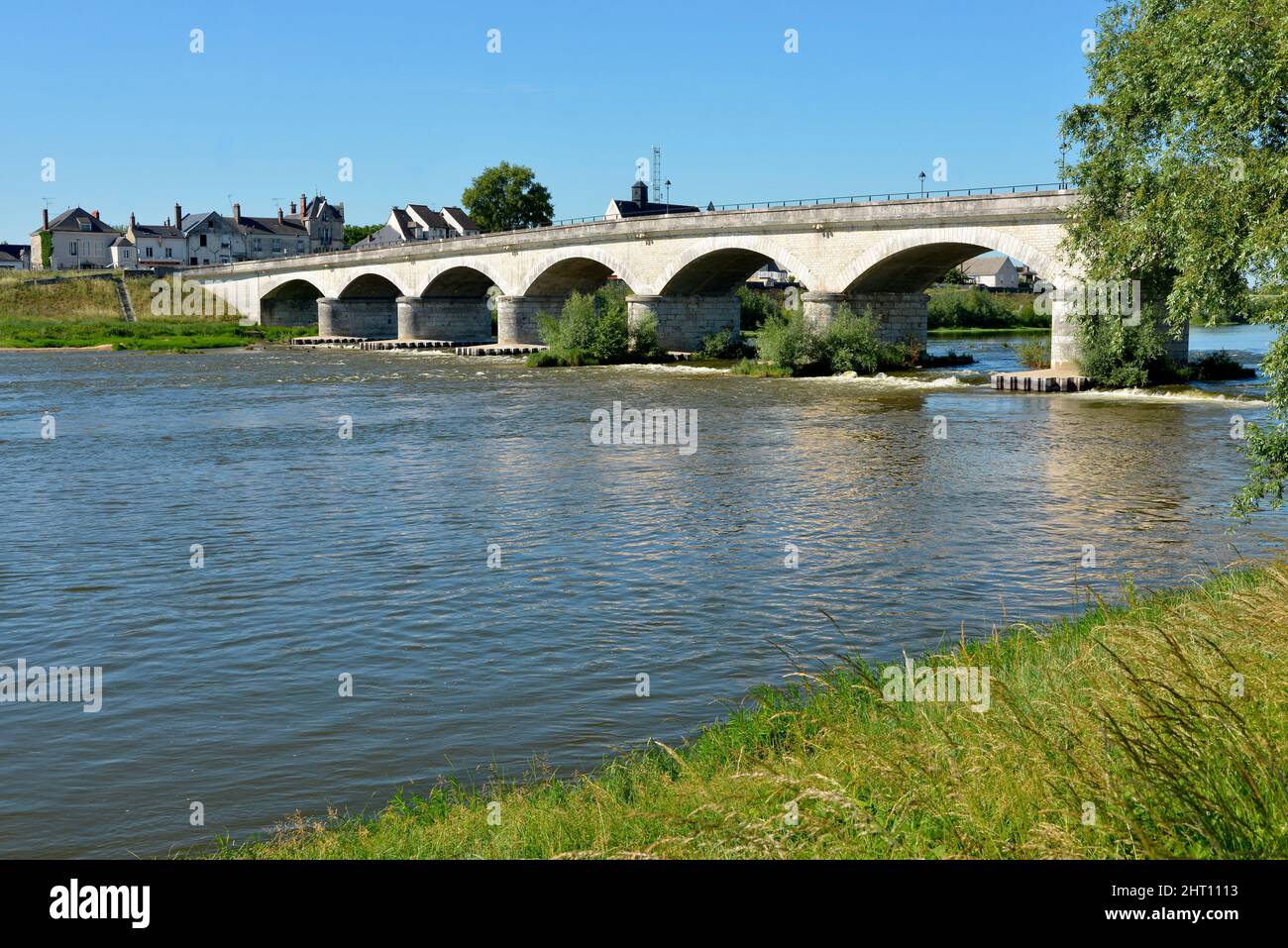 Die Loire und die Brücke von Général Leclerc in Amboise, einer Gemeinde, die für ihr herrliches Schloss bekannt ist, im Département Indre-et-Loire im Zentrum von Franc Stockfoto