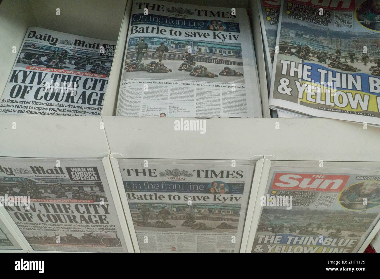 London, Großbritannien, 26. Februar 2022: Auf einem Zeitungsständer im Supermarkt zeigen die Titelseiten der britischen nationalen Presse Unterstützung und Sympathie für die Ukraine und das ukrainische Volk, nachdem Wladimir Putin am 24. Februar 2022 illegal in das Land eingedrungen war. Die ukrainische Armee versucht, Kiew zu verteidigen, und die Russen bombardieren Wohnblöcke. Anna Watson/Alamy Live News Stockfoto