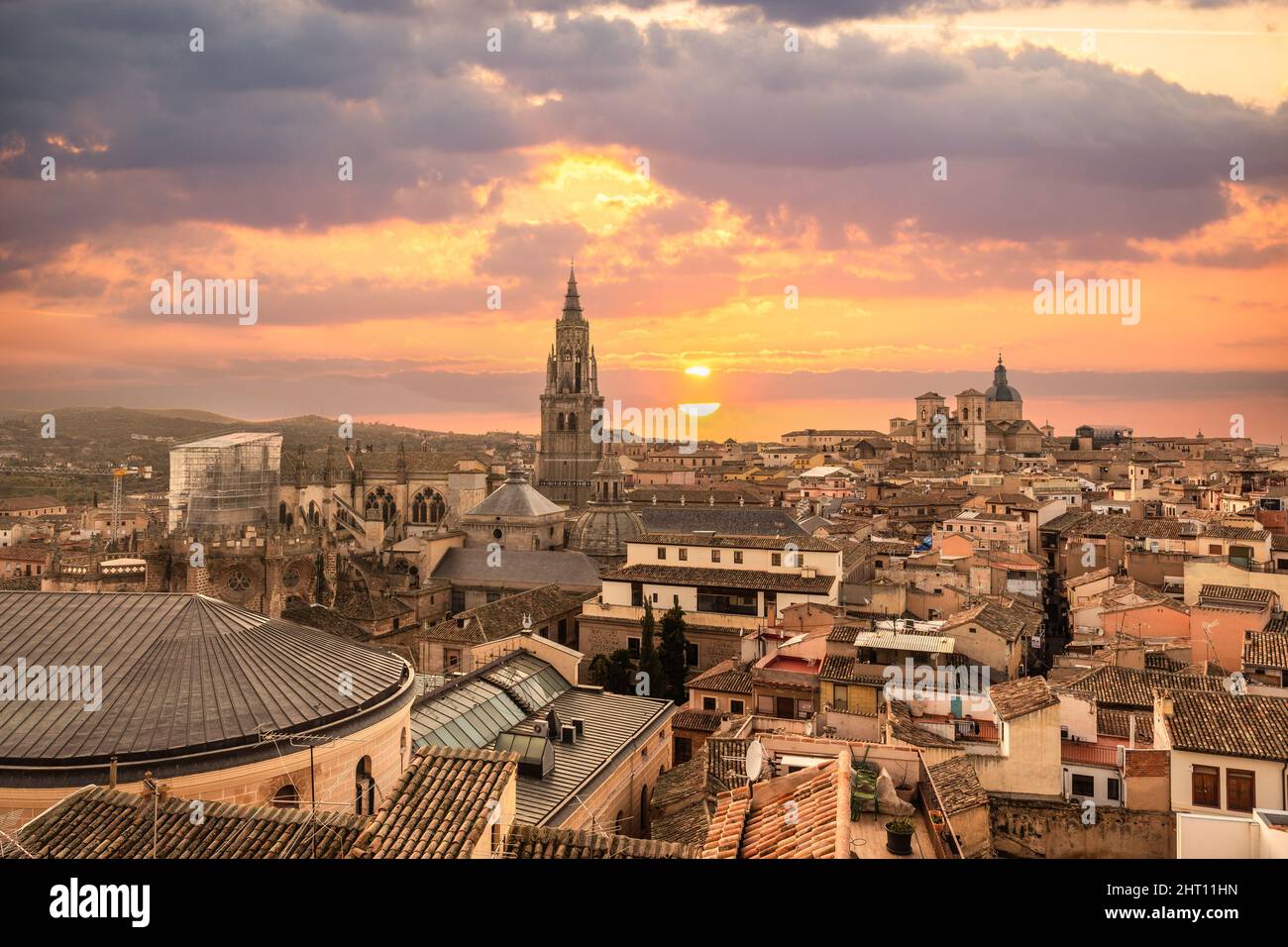 Stadtbild von Toledo, bedeckt mit Gebäuden und Kathedralen am Morgen in Castilla-La Mancha, Spanien Stockfoto