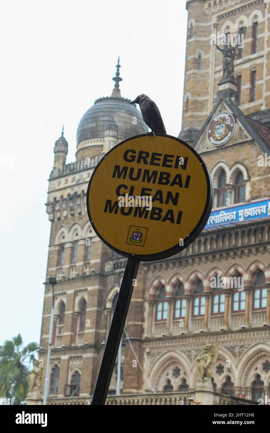 Vertikale Aufnahme des Straßenschildes gegen Municipal Corporation of Greater Mumbai. Stockfoto