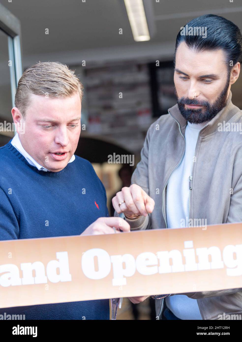 Brentwood, Großbritannien. 26.. Februar 2022. Brentwood Essex 26. Feb 2022 Thomas Skinner (der Lehrling und Master Chief) neuer Bettshop in Brentwood eröffnet von Rylan Clark Kredit: Ian Davidson/Alamy Live News Stockfoto