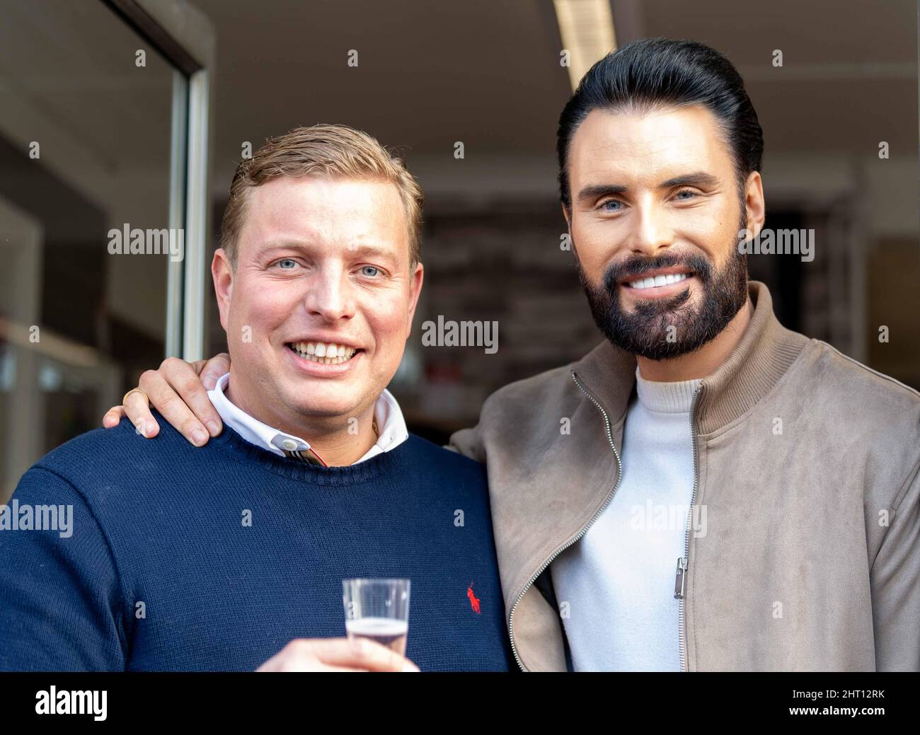 Brentwood, Großbritannien. 26.. Februar 2022. Brentwood Essex 26. Feb 2022 Thomas Skinner (der Lehrling und Master Chief) neuer Bettshop in Brentwood eröffnet von Rylan Clark Kredit: Ian Davidson/Alamy Live News Stockfoto