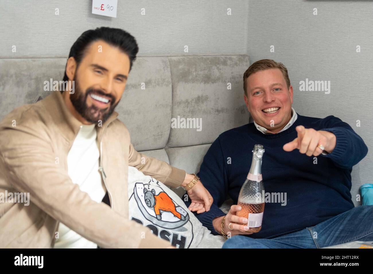 Brentwood Essex 26. Feb 2022 Thomas Skinner (der Lehrling und Master Chief) neuer Bettshop in Brentwood eröffnet von Rylan Clark Kredit: Ian Davidson/Alamy Live News Stockfoto