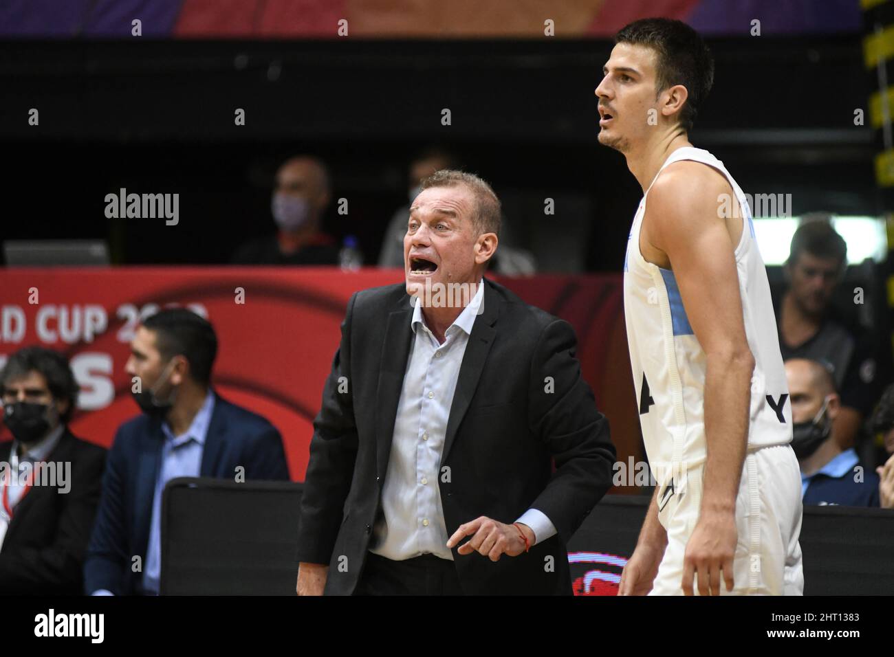 Cheftrainer Néstor Garcìa und Nicolás Brussino (Argentinien) gegen Venezuela. FIBA World Cup Qualifiers 2022 Stockfoto