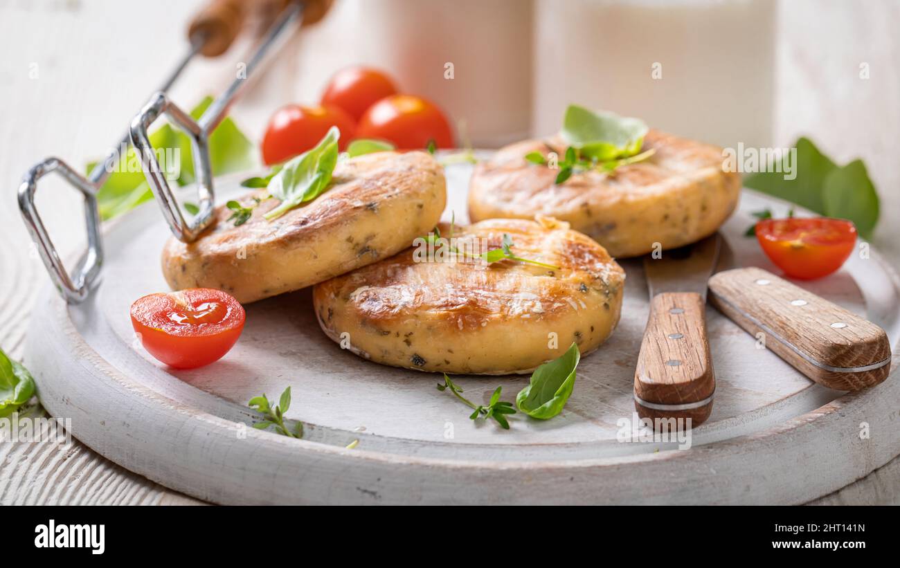 Knusprig gebratener Halloumi-Käse als Sommerjause. Gebratener Käse im ...