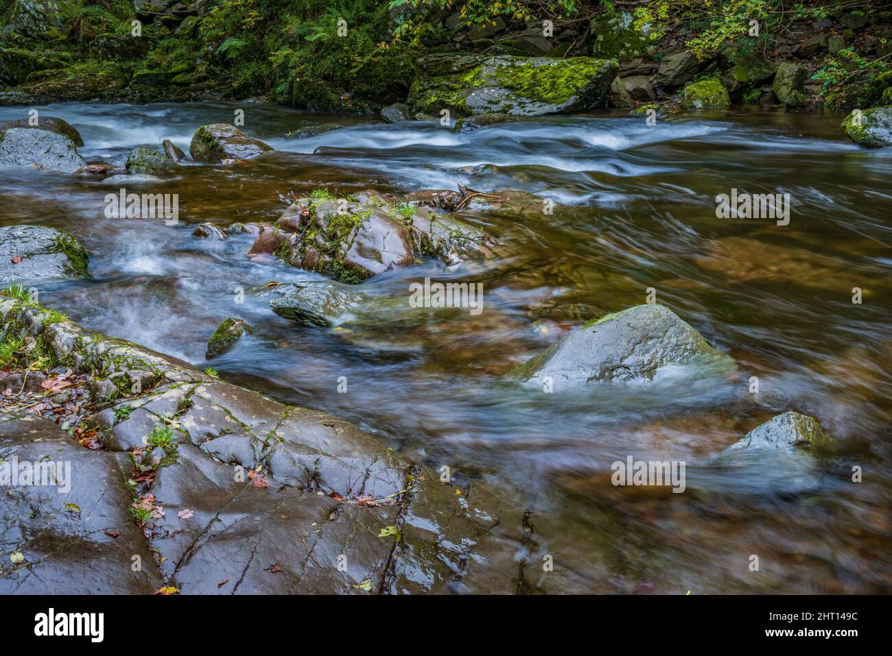 Blick auf das schnell fließende Wasser im East Lyn River Stockfoto