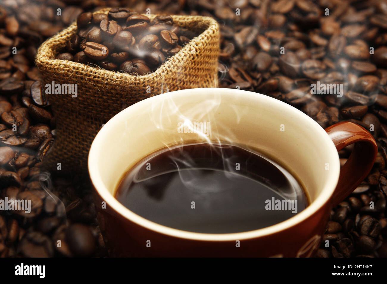 Kaffeebohnen mit süßem Kaffeearoma und Rauch und Morgenkaffee Stockfoto