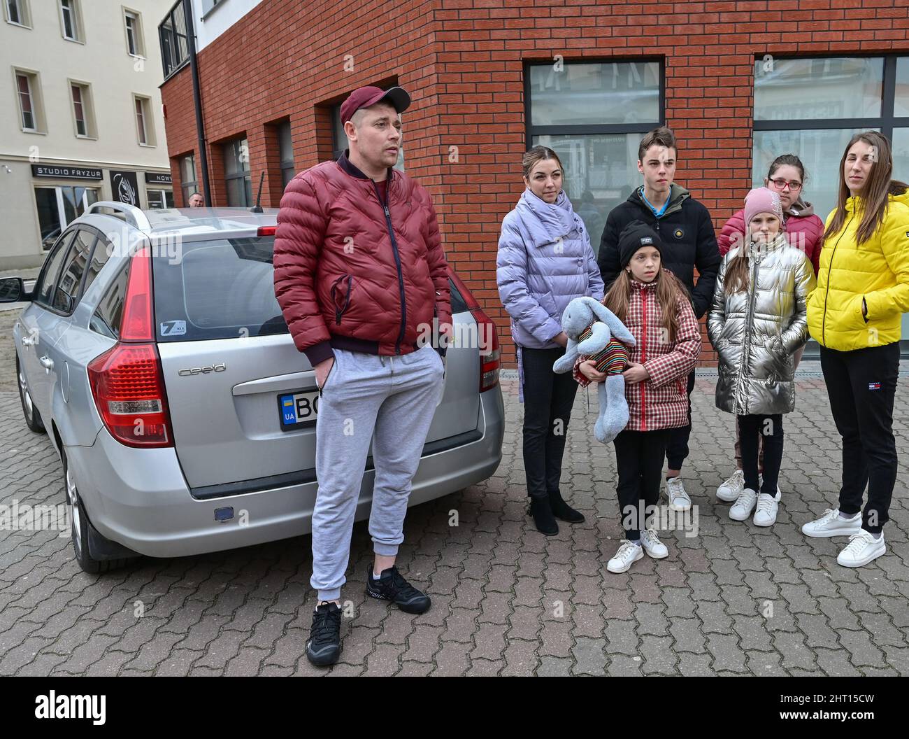 Slubice, Polen. 26.. Februar 2022. Die ukrainische Familie Czuzman aus Lemberg wartet in der Stadt auf die Weiterreise zu ihrer Unterkunft im Haus einer Privatfamilie. Der Vater der ukrainischen Familie Czuzman, die in Slubice arbeitet, hatte seine Familie von der polnisch-ukrainischen Grenze abgeholt. Jetzt wohnen die sieben Familienmitglieder im Haus einer polnischen Familie. Die ersten Kriegsflüchtlinge aus der Ukraine kamen noch am selben Tag in Frankfurt (oder) und der benachbarten polnischen Stadt Slubice an. Quelle: Patrick Pleul/dpa-Zentralbild/dpa/Alamy Live News Stockfoto