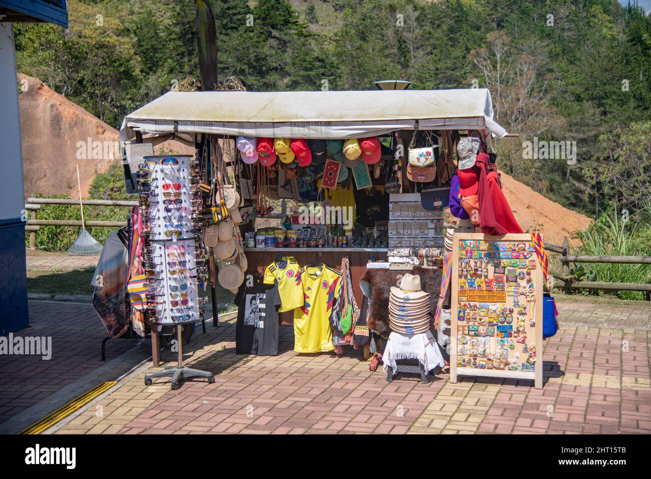 Ein Geschäft, das Souvenirs im Replica del Penol in Kolumbien verkauft Stockfoto